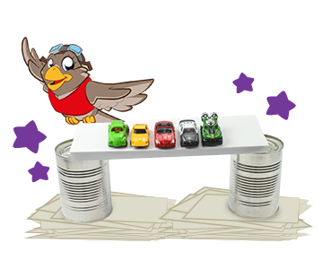 Lexi zeigt eine Brücke aus Papier, auf der einige Spielzeugautos stehen