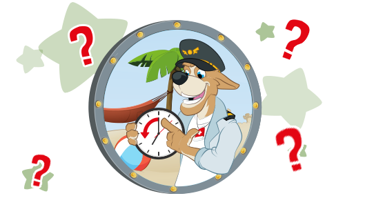 Bernie se tient debout sur une plage et tient une horloge dans sa main pour montrer que l'heure change dans différents fuseaux horaires